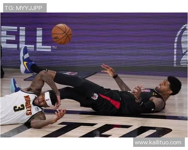 《足球巨星联手挑战未来科技 巨型机器人展开终极对决》